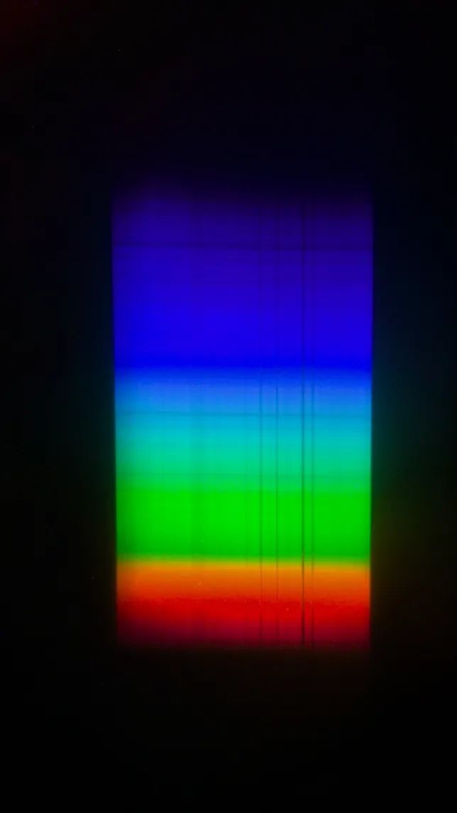 通过棱镜组分光光路拍摄的太阳光谱，可以看到许多暗线 2022.3