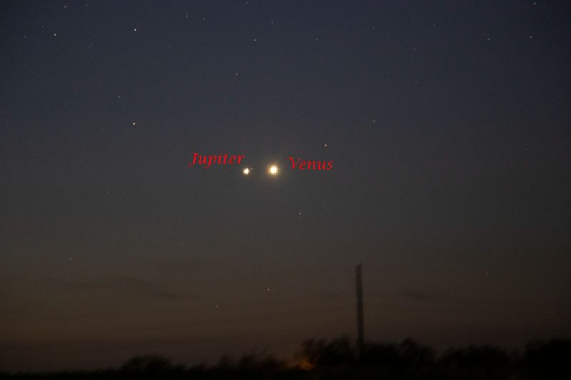 黎明时分的金星与木星，在天空中就像两颗明亮的点，十分紧密。作者：Steve Wilson