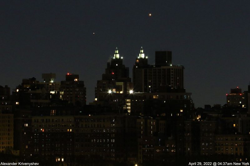 4月29日，作者拍摄了这张金星、木星和曼哈顿的特写照片。作者：Alexander Krivenyshev