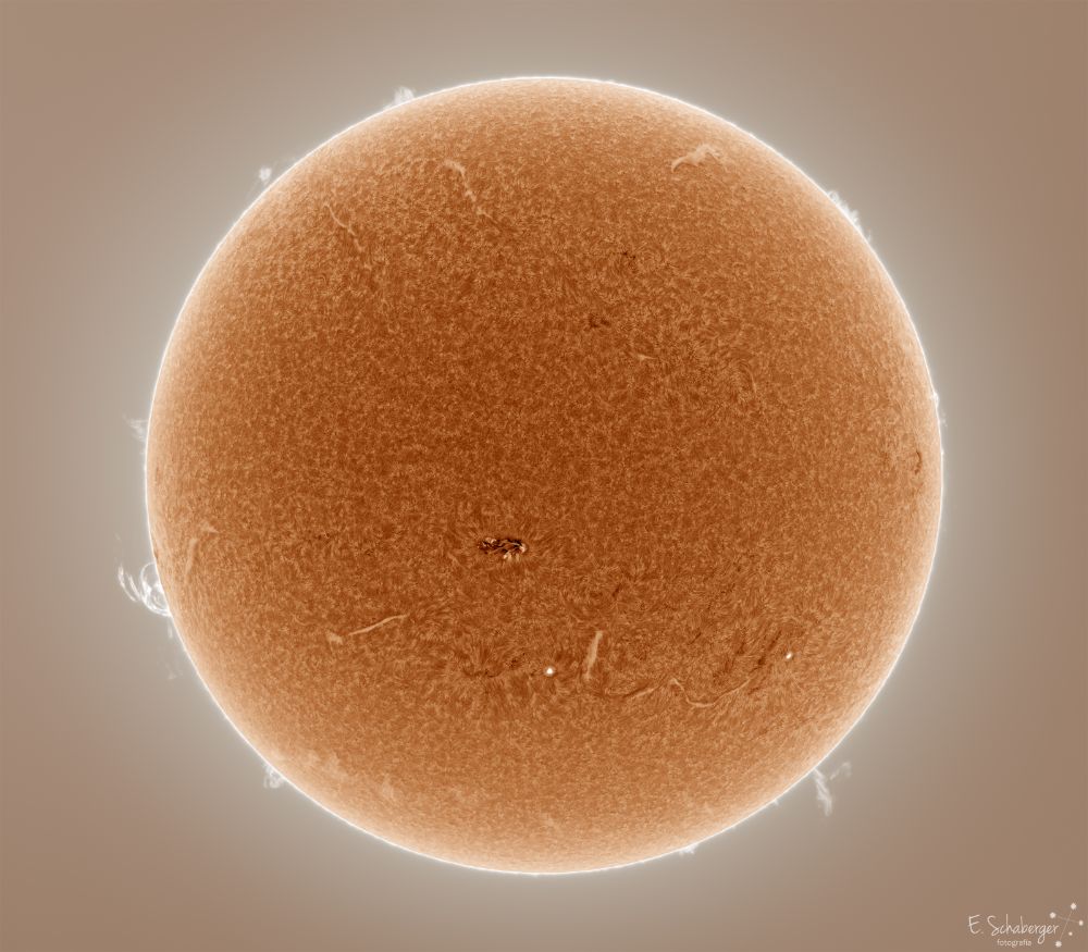 拍摄时刻完整的日面图，靠近中心的黑点为AR3004。