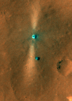 美国火星勘测轨道飞行器在2021年6月6日拍摄到的位于火星表面的天问一号着陆器与祝融号巡视器。