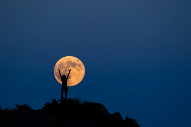 当月球靠近地平线时，肉眼看起来会更大。这就是众所周知的月球错觉。图片来源: Manuel Breva Colmeiro/Getty Images
