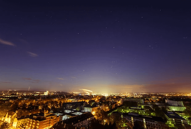 来自城市的光污染会对我们观赏夜空产生负面影响。图片来源: Dneutral Han/Getty Images